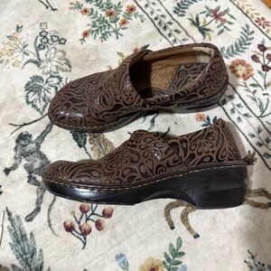 BOC Born Concept Clogs Size 10 Paisley Brown Floral Embossed Slip On Shoes